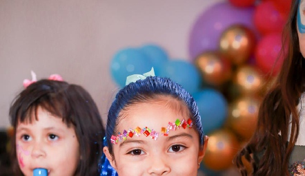  Emilia con su pastel.
