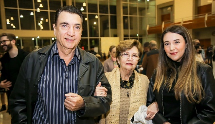  Adrian Boge, Elsa González y Marian Boge.