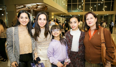  María Serna, Gabriela Serna, Isabela Polo, Regina Polo y Gabriela González.