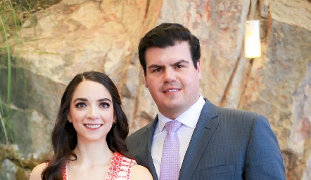  Sofía Álvarez y Mauricio Labastida con su hija Ana Victoria.