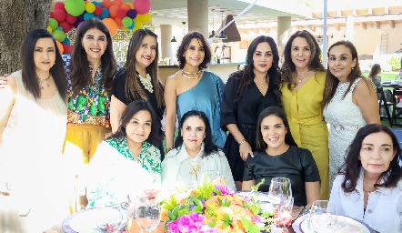  Caly Guerra y Lorena Orozco con sus amigas.