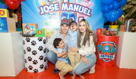  Manolo Ruiz y Elizabeth Berrones con sus hijos Diego y José Manuel.