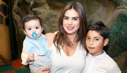  Bárbara Berrones con sus hijos José Miguel y Fernando Rojo.