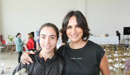  Mariana Anaya y Mari Carmen Galarza.
