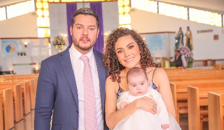  Juan Carlos Magdaleno y Paola Zepeda con su ahijada Sofía Mahbub.