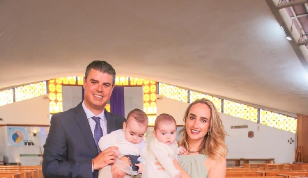  Santiago Labastida y Ángeles Mahbub con sus hijos Santiago, Ángeles y Daniela y su ahijada Sofía.
