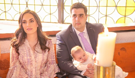  Alejandra Zepeda y José Carlos Mahbub con su hija Sofía.