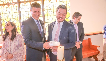  Santiago Labastida y Juan Carlos Magdaleno, padrinos de Sofía, compartiendo la Luz de Cristo.