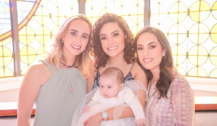  Ángeles Mahbub, Paola Zepeda y Alejandra Zepeda con Sofía.