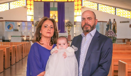  Maru Martínez y José Carlos Mahbub con su nieta Sofía.