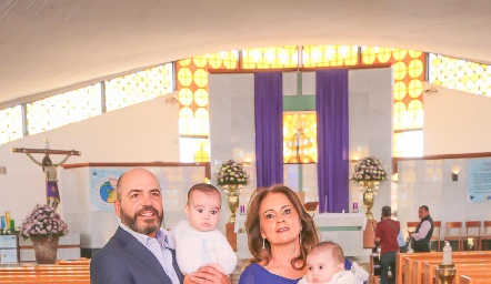  José Carlos Mahbub y Maru Martínez con sus nietos Santiago, Sofía, Daniela y Ángeles.