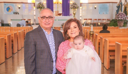  Roberto Zepeda y Beatriz Rojas con su nieta Sofía.