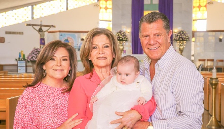  Beatriz, Leticia y Carlos Rojas con Sofía.