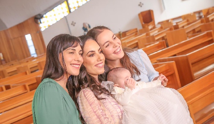  Marina Gómez, Alejandra Zepeda y Tere Ledezma con Sofía.