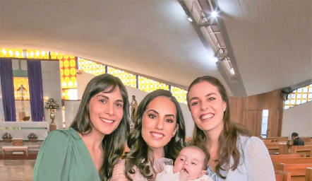  Marina Gómez, Alejandra Zepeda y Tere Ledezma con Sofía.