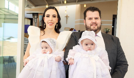  Mariana Tobías y Santiago Meade con sus hijos Gastón y Marina.