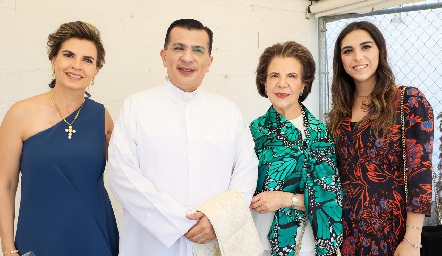  Marisa Mercado, Padre Rubén Pérez, Emelia Gómez y Annia Werge.