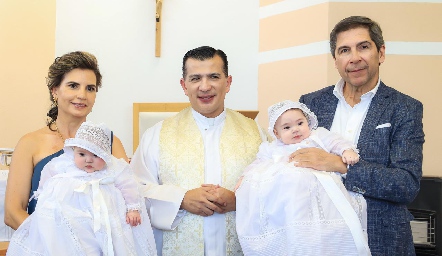  Marisa Mercado y Abraham Tobías con sus nietos Marina y Gastón y el padre Rubén Pérez.