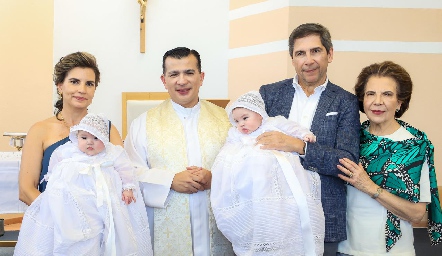  Marisa Mercado, padre Rubén Pérez, Abraham Tobías y Melita Gómez con Marina y Gastón.