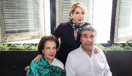  Emelia de Tobías, Isabel Carrillo y Rafael Tobías.
