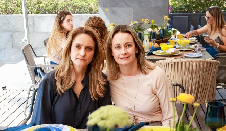  Viviana Navarro y Gaby Artolózaga.