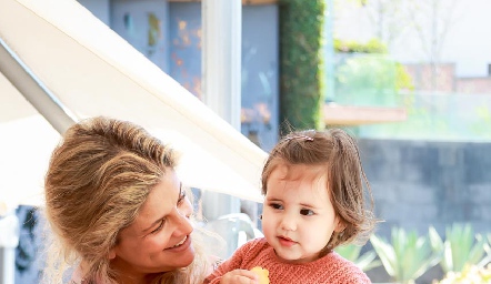  Lourdes López con su hija Rafaela.