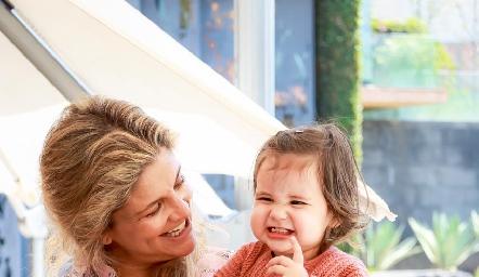  Lourdes López con su hija Rafaela.