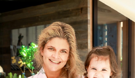  Lourdes López con su hija Rafaela.