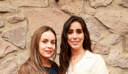  María Claudia Barrera con su cuñada Daniela Lavín.