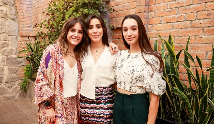  Montse, Daniela y María Rosa Lavín.