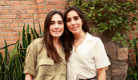  Mariana Rodríguez y Daniela Lavín.