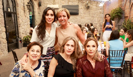  Daniela Lavín, Karina Ramos, Alicia Hinojosa, Verónica Berrón y Bety Lavín.
