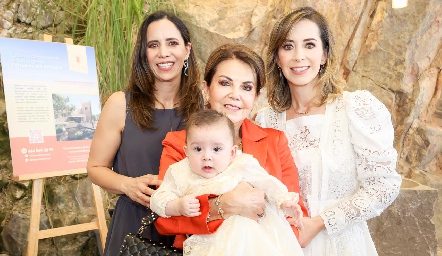  Lourdes Mendoza, Lourdes Bustos y Michelle Mendoza con Sofía.