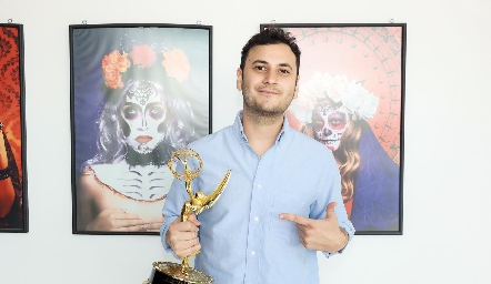  Ernesto López con su premio Emmy.