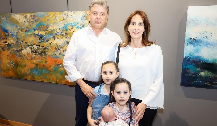  Jorge Rodríguez y Mónica de la Rosa con sus nietas.