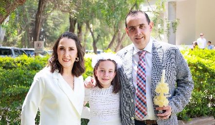  Andrea con sus padrinos Cecilia Cuesta y Esteban Puente.