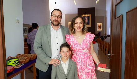  Diego con sus padrinos David García y Marcela Guevara.