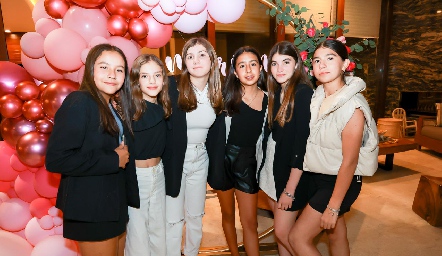  Mariana Veliz con sus amigas.