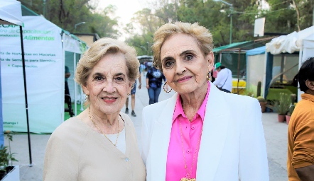  Cristina Cánovas y Toyita de Villalobos.