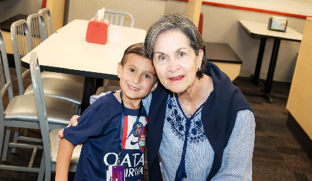  Santiago con su abuela Guille Avila.