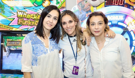  Patricia Díaz, Daniela Llano y Mariana Estrada.