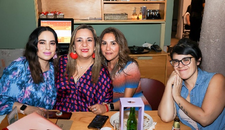  Carla Flores, Sandra García, Martha García y Julia.