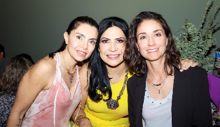  Claudia Leal, María Tello y Anel Avila.