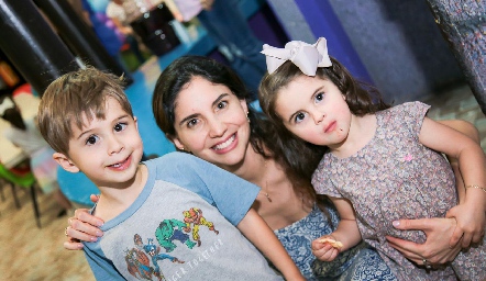  Alejandra Torres con sus hijos Guillermo y Nerea.