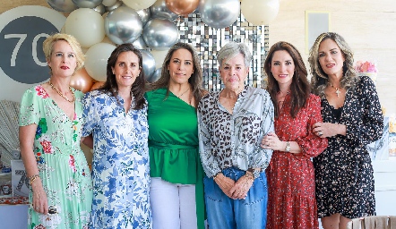  Güera Valle, Paola Meade, Michelle Zarur, Paty del Peral, Mariana Ávila y Anuschka Meade.