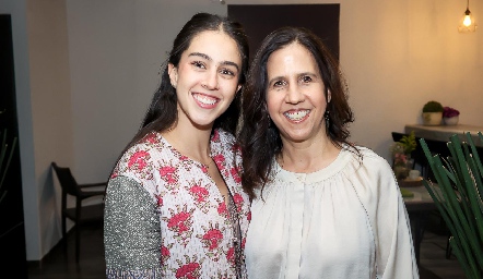  Natalia Navarro con su mamá Claudia Nava.
