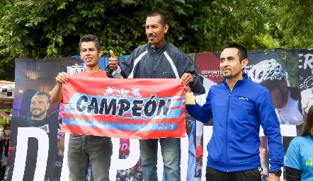  Rama varonil en la categoría de 40 a 49 Martín Genaro Loredo López tercer lugar Alejandro Ramírez Orozco segundo lugar y sósimo Galván segura primer lugar.