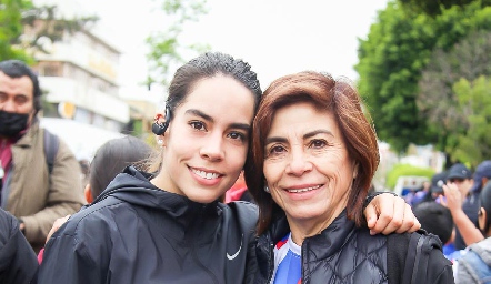  Adriana Sánchez y su hija.