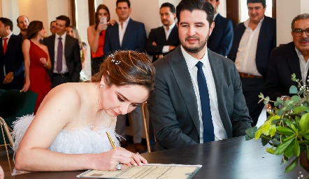  Firmando el acta de matrimonio.