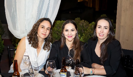  Daniela Villasuso, Pía Cortés y Ximena Burberg.